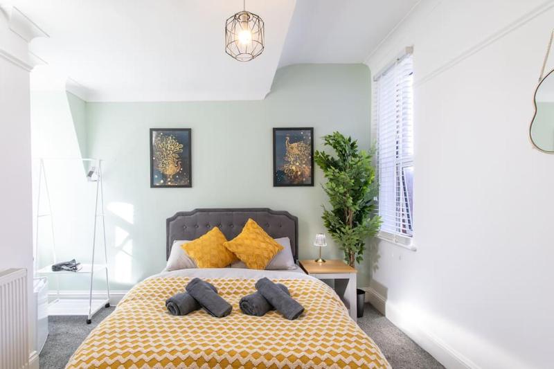 Open Mind Property - Merton Cozy Flat for Two - image 3