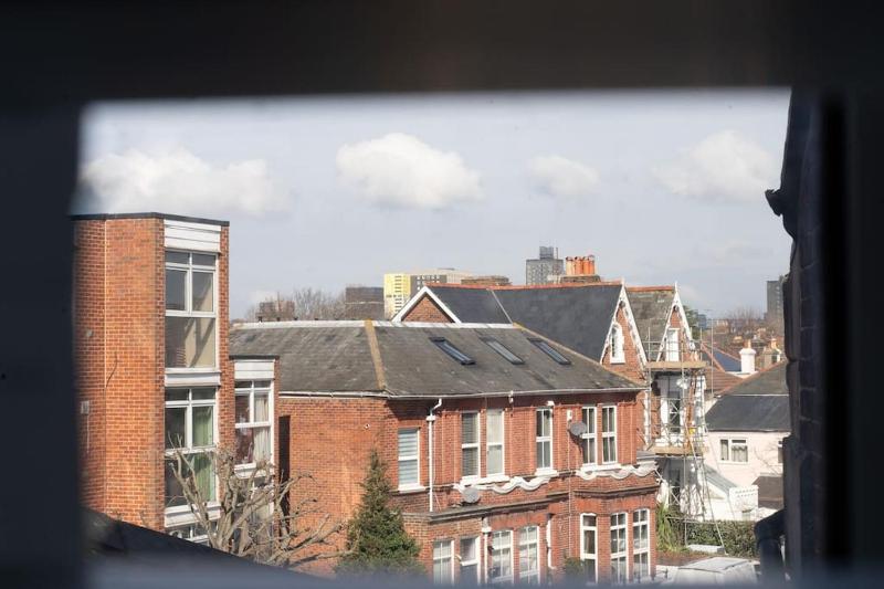 Open Mind Property - Merton Cozy Flat for Two - image 10