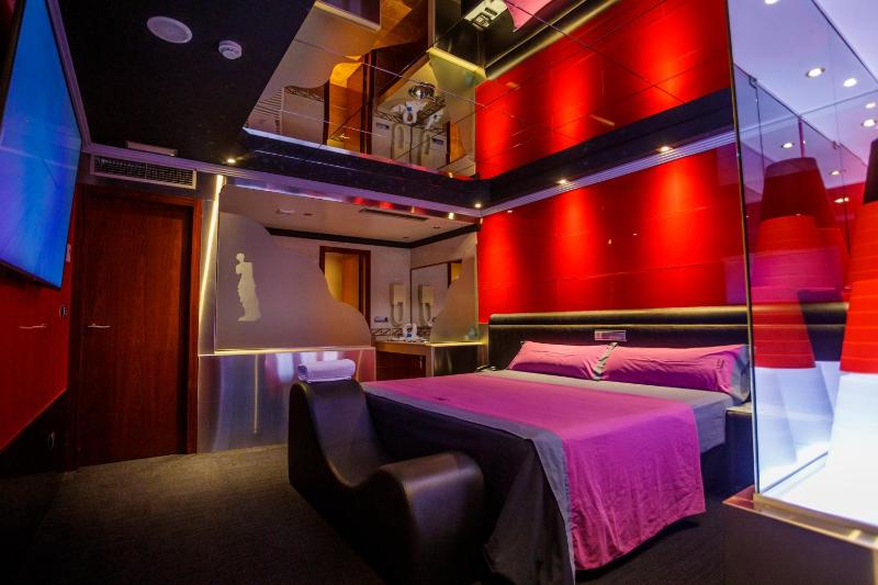 Suite with Spa Bath image 4