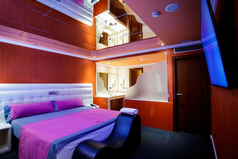 Suite with Spa Bath image 3