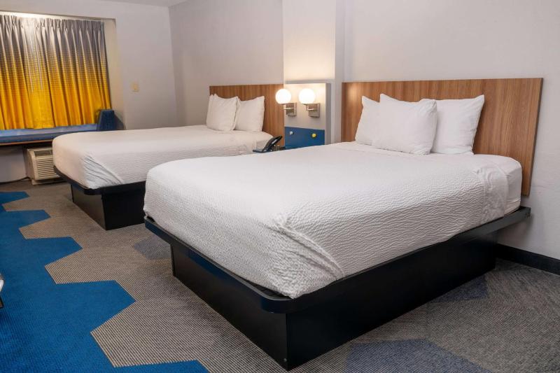 Queen Studio Suite with Two Queen Beds - No Pets/Non-Smoking image 2