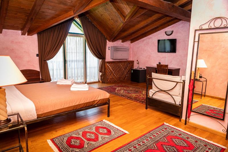 Deluxe Double Room image 2