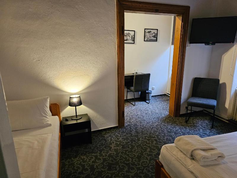 Twin Room image 3
