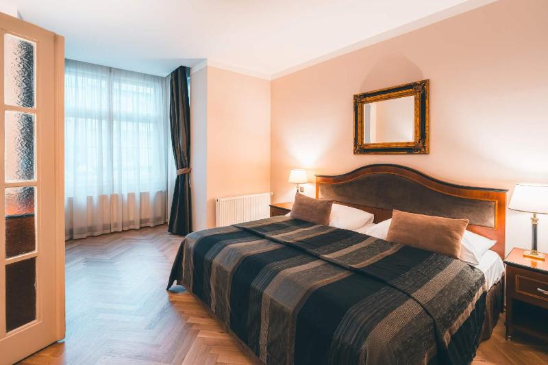 Luxury One-Bedroom Apartment image 2