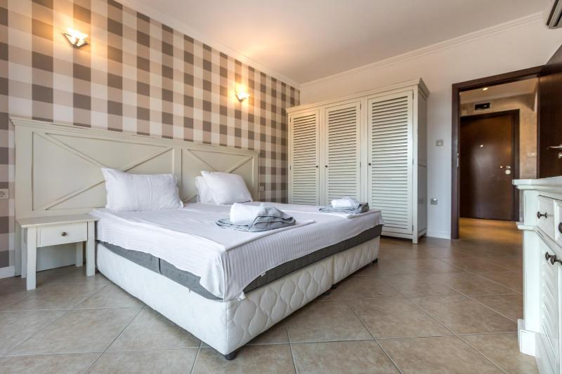 One-Bedroom Apartment image 4