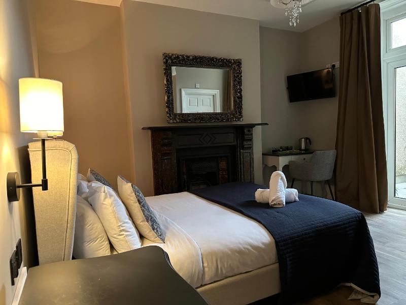 Double Room image 3