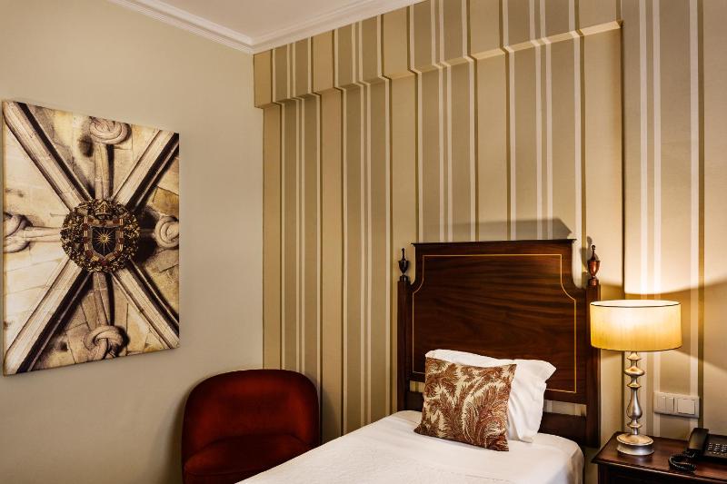 Twin Room image 3