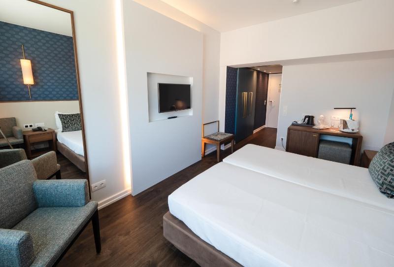 Superior Twin Room with City View image 2