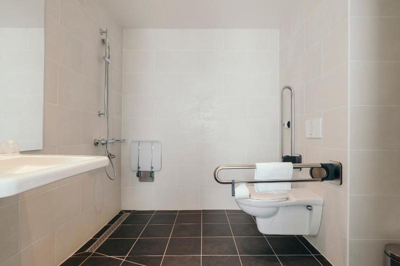 Queen Room - Disability Access image 2