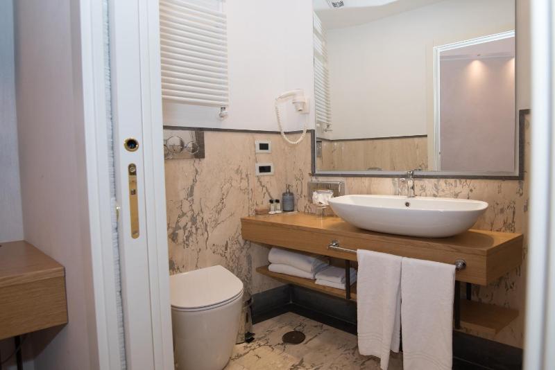 Deluxe Double Room image 1