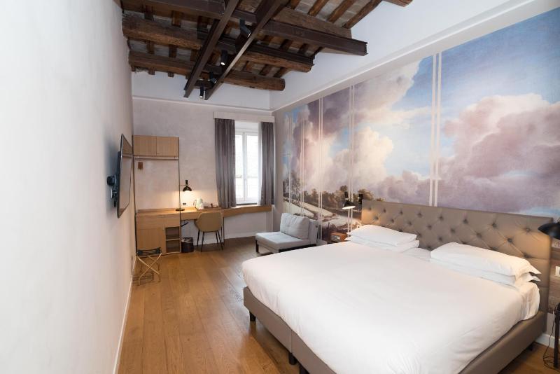 Deluxe Double Room image 3