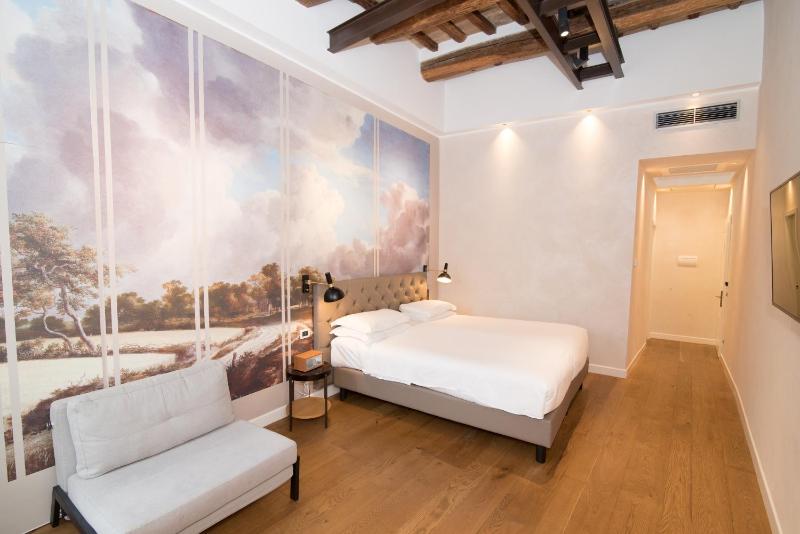 Deluxe Double Room image 2
