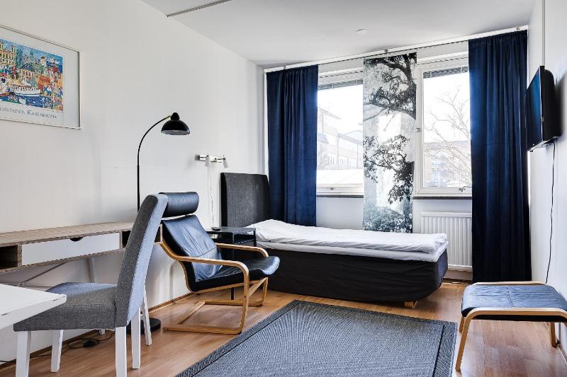 Single Room with Shared Bathroom image 3