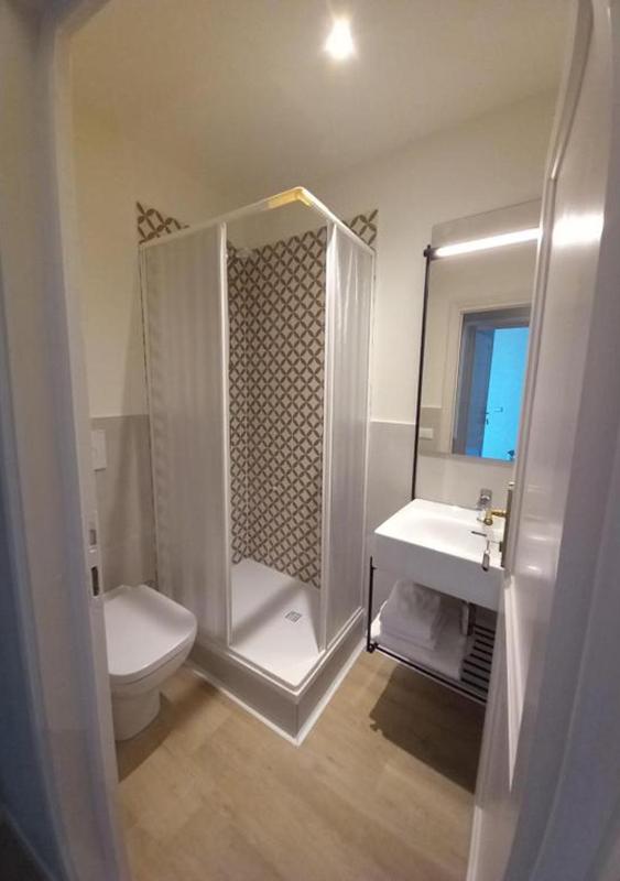 Single Room with Private External Bathroom image 2
