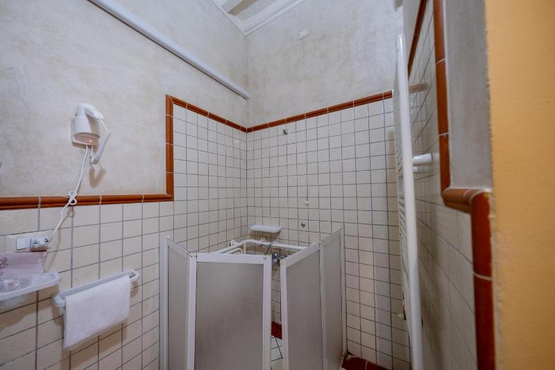 Budget Single Room image 3