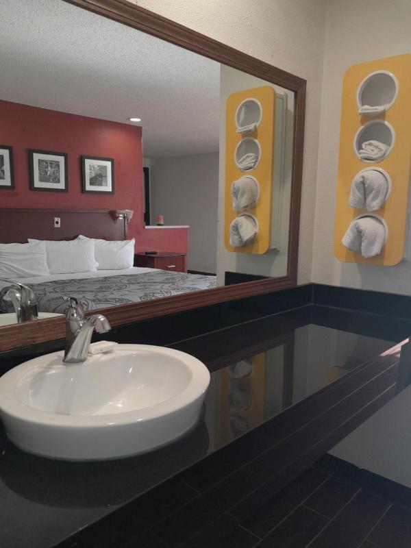 Suite with Hot Tub image 4