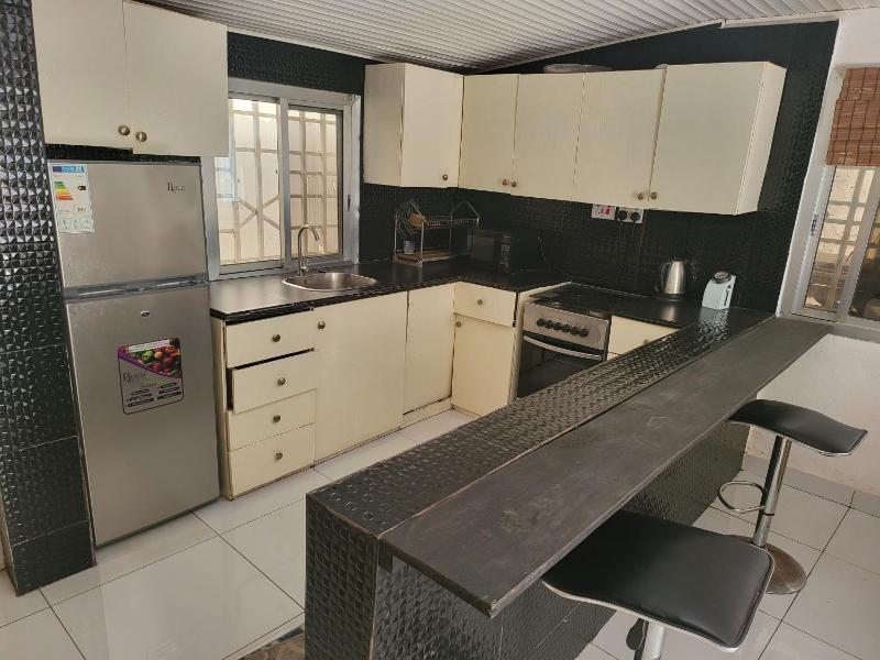 Cozy 2 Bedroom Bungalow. - image 8