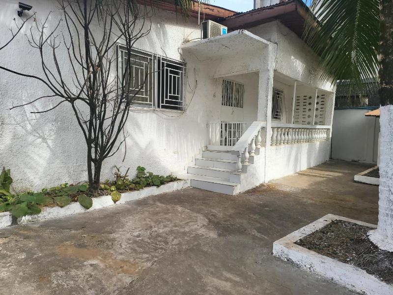Cozy 2 Bedroom Bungalow. - image 12
