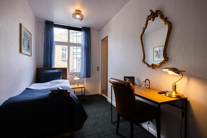 Single Room image 4