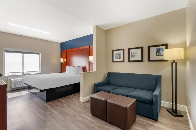 King Suite - Accessible/Non-Smoking image 4