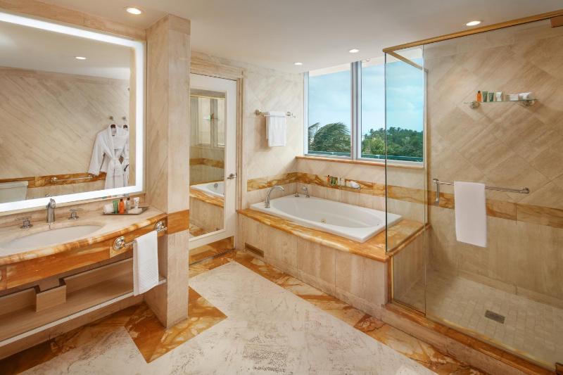 One-Bedroom King Suite - Oceanfront image 4