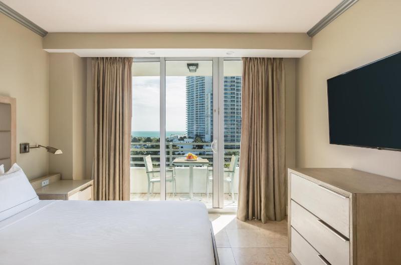One-Bedroom King Suite with Partial Ocean View image 2
