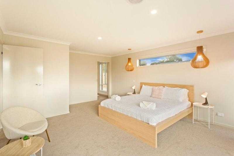 Elegant & Cozy Island Escape Near Downtown & Beach - image 23