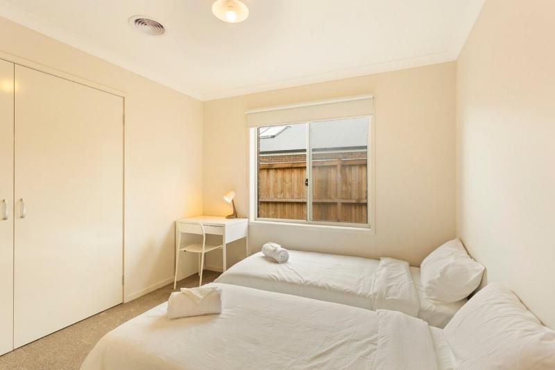 Elegant & Cozy Island Escape Near Downtown & Beach - image 10