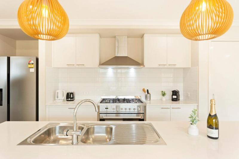 Elegant & Cozy Island Escape Near Downtown & Beach - image 18