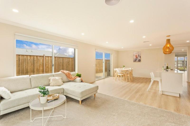 Elegant & Cozy Island Escape Near Downtown & Beach - image 2