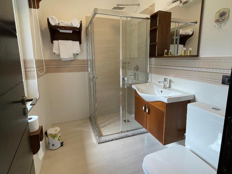 Standard Twin Room with Mountain View image 3