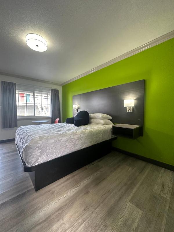 Queen Room image 4