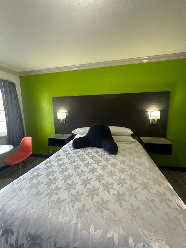 Queen Room image 3