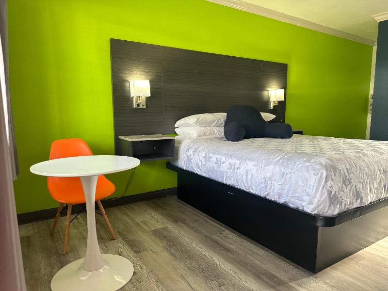 Queen Room image 2