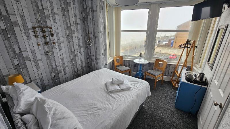 Double Room with Sea View image 3