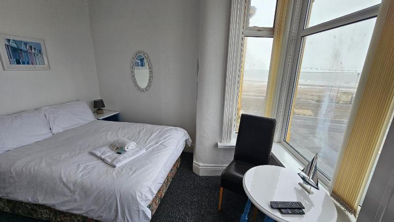 Double Room with Sea View image 2