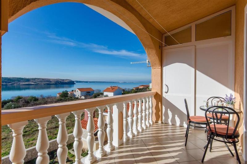 One-Bedroom Apartment with Balcony and Sea View image 3