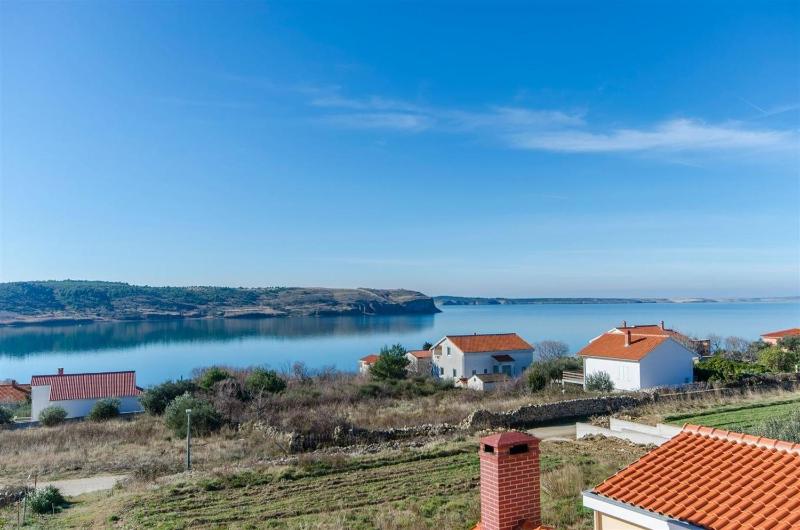 One-Bedroom Apartment with Balcony and Sea View image 2