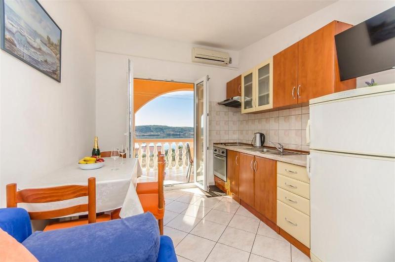 One-Bedroom Apartment with Balcony and Sea View image 4