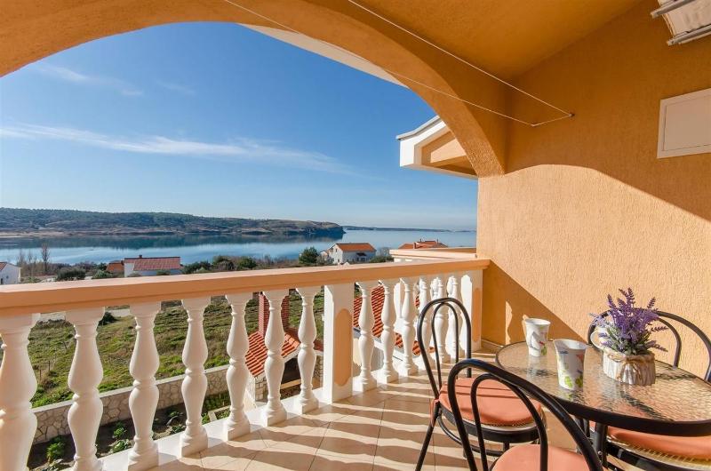 One-Bedroom Apartment with Balcony and Sea View image 3