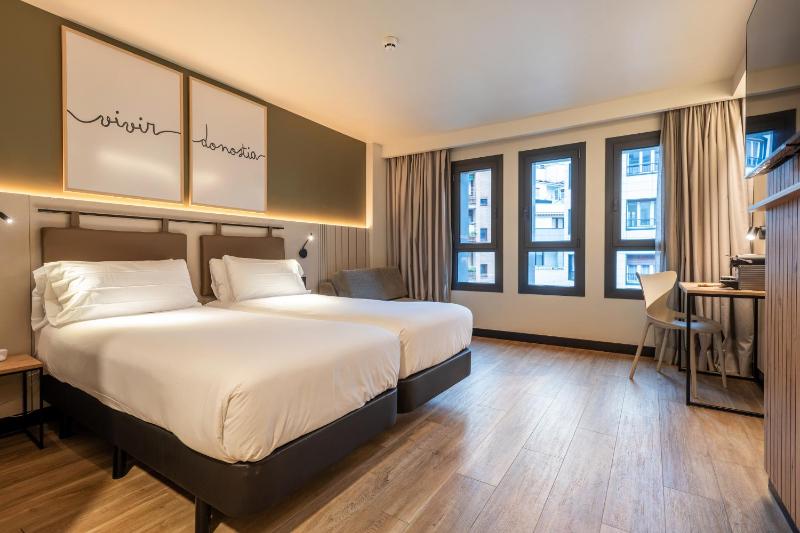 Superior Triple Room image 3