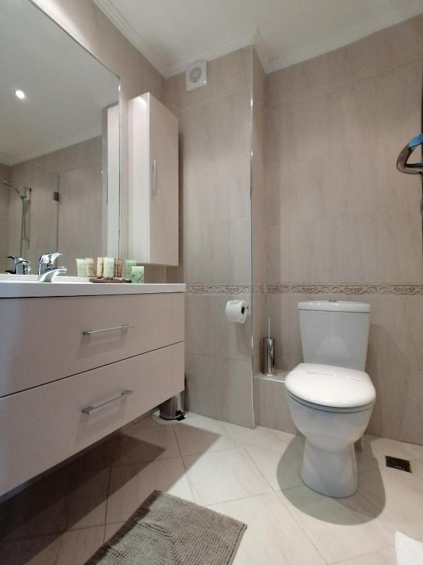Deluxe Two-Bedroom Suite with Partial Sea View image 3