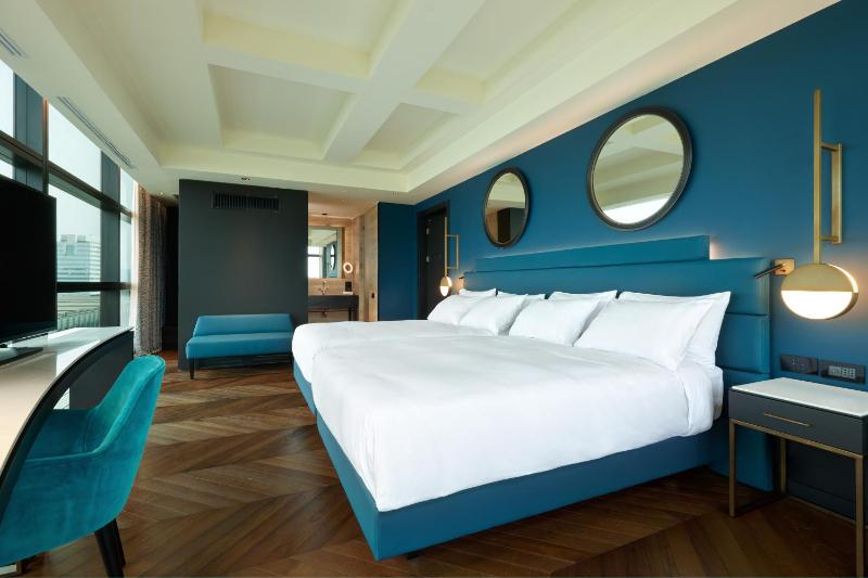 Executive Corner Room with Two Double Beds image 4