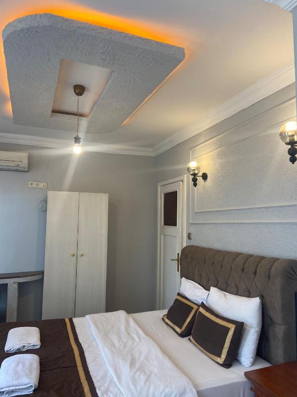 King Studio with Sofa Bed image 3