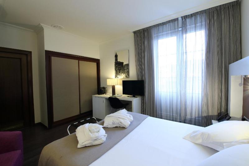 Double or Twin Room image 4