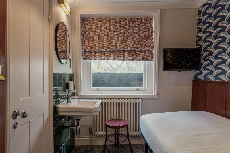 Standard Single Room image 3