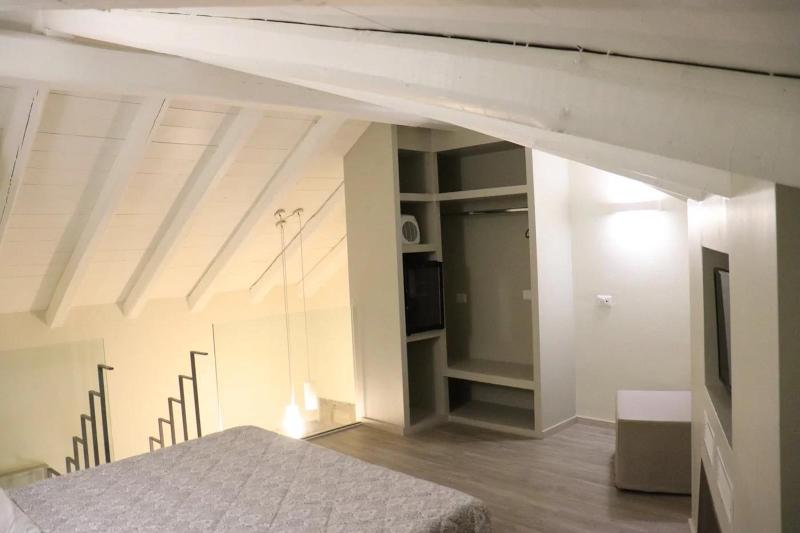 Deluxe King Room image 2