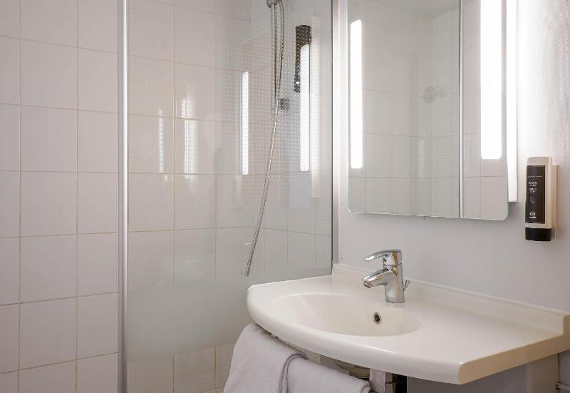 Twin Room image 3