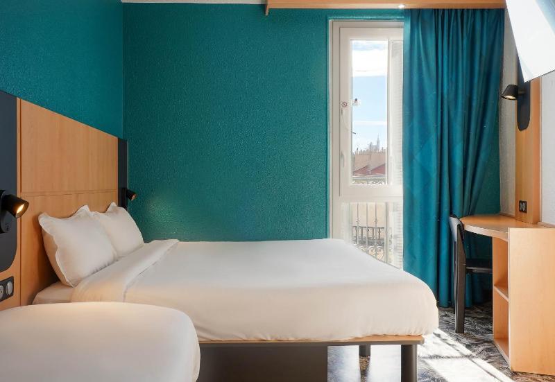 Double Room image 4