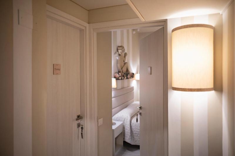 Large Double Room image 1